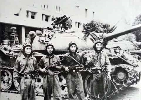 Chiếc xe tăng húc vào cổng phụ Dinh Độc Lập trưa ngày 30-4-1975